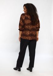 Studio bluse i viskosekvalitet med dyreprint