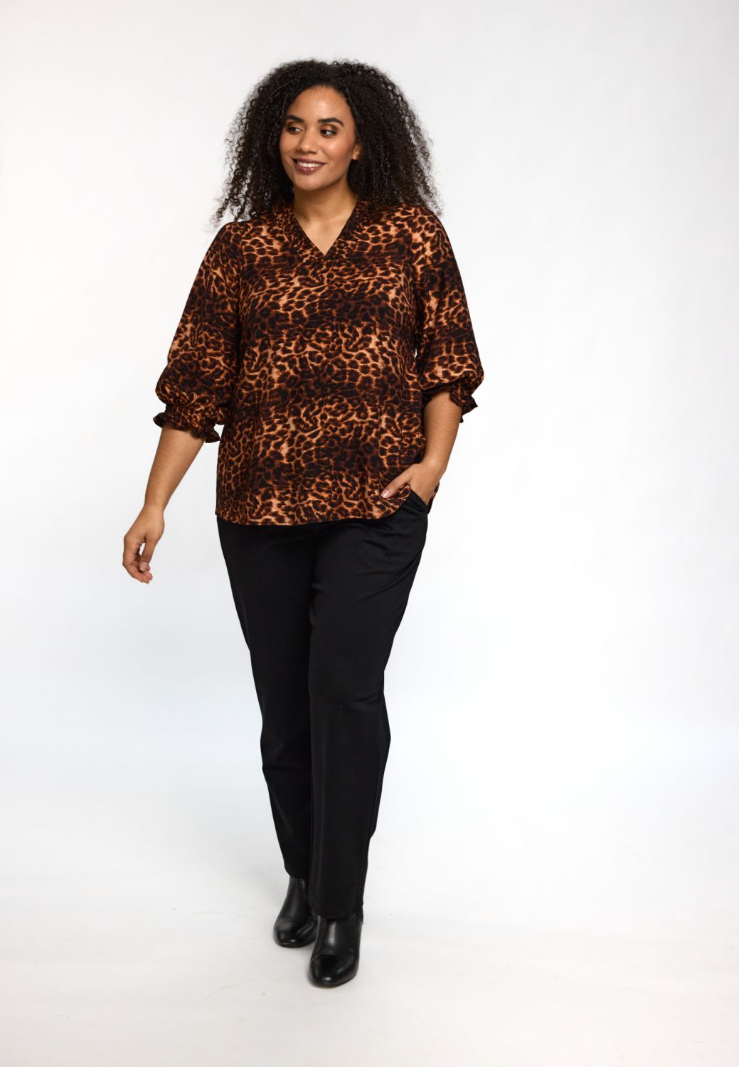 Studio Feodora bluse i sort/copper dyreprint