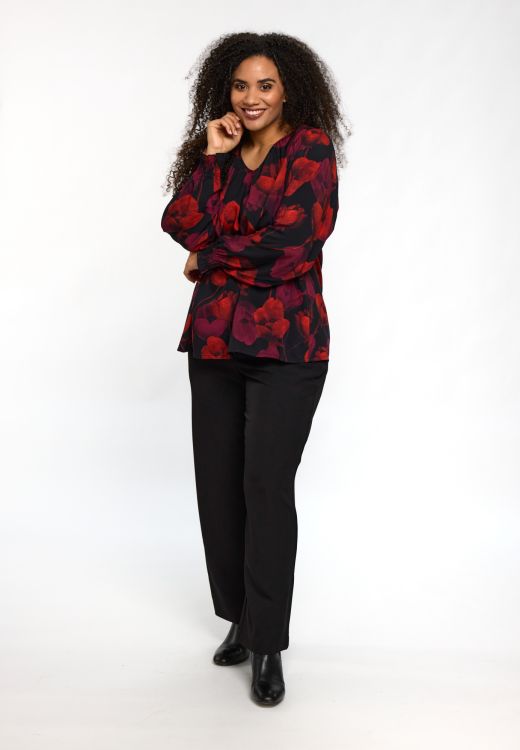 Ingred bluse i sort med røde blomsterprint