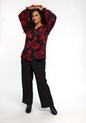 Plus size model i Ingred bluse med røde blomsterprint