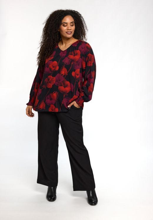 Ingred bluse fra Studio med lange ærmer og smockdetaljer