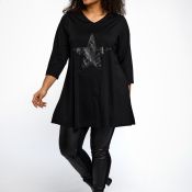 Maren tunika fra Studio i sort med stjerne foran