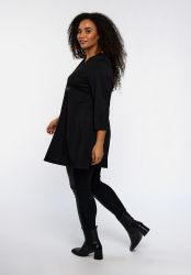Plus size model iført sort Maren tunika med stjerneapplikation