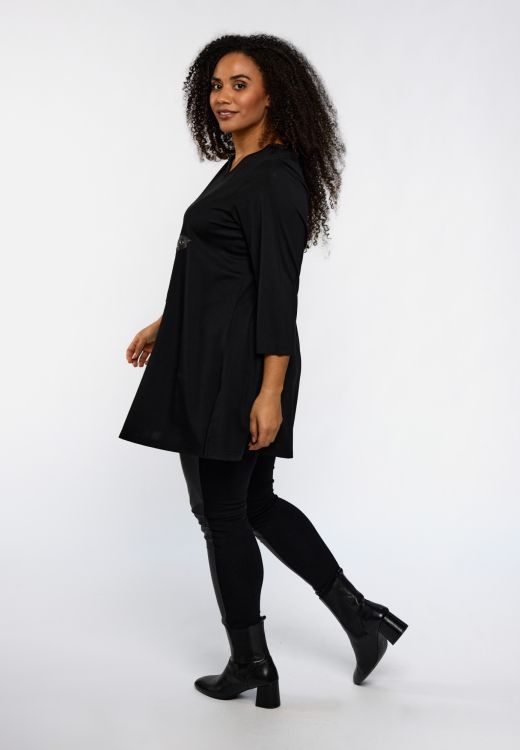 Plus size model iført sort Maren tunika med stjerneapplikation