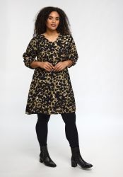 Komfortabel og feminin kjole i viskosekvalitet.