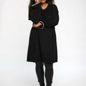 Gerda kjole med elegante hvide detaljer ved hals og ærmer