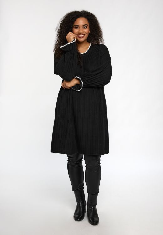 Gerda kjole med elegante hvide detaljer ved hals og ærmer