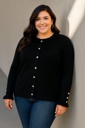 Plus size-model iført sort Fananna strikket cardigan fra Cassiopeia