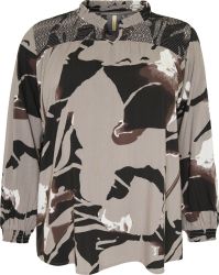 Plus size-model iført Talissa bluse fra Cassiopeia