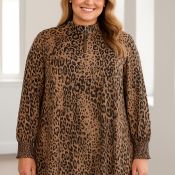 Fenjane Leopardprintet bluse fra Cassiopeia med stilfulde detaljer