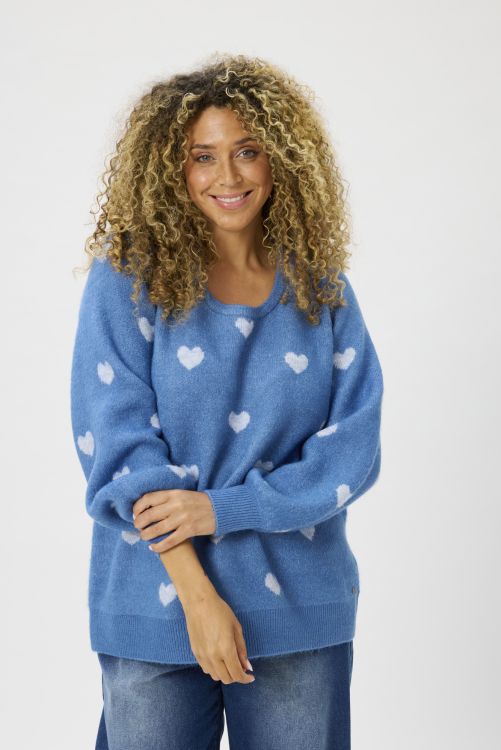 Elga trøje fra Zhenzi i blå strik med hvide hjerter