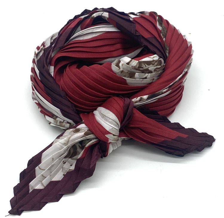 tørklæde med mønster foldet i blød roset på hvid baggrund, plus size tilbehør.