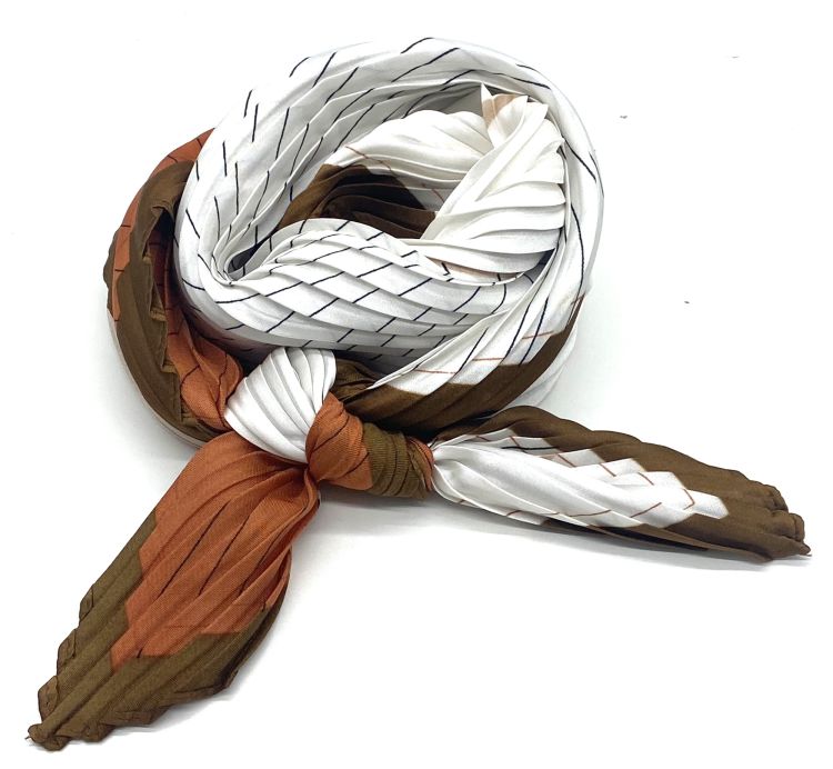 tørklæde med mønster foldet i blød roset på hvid baggrund, plus size tilbehør.