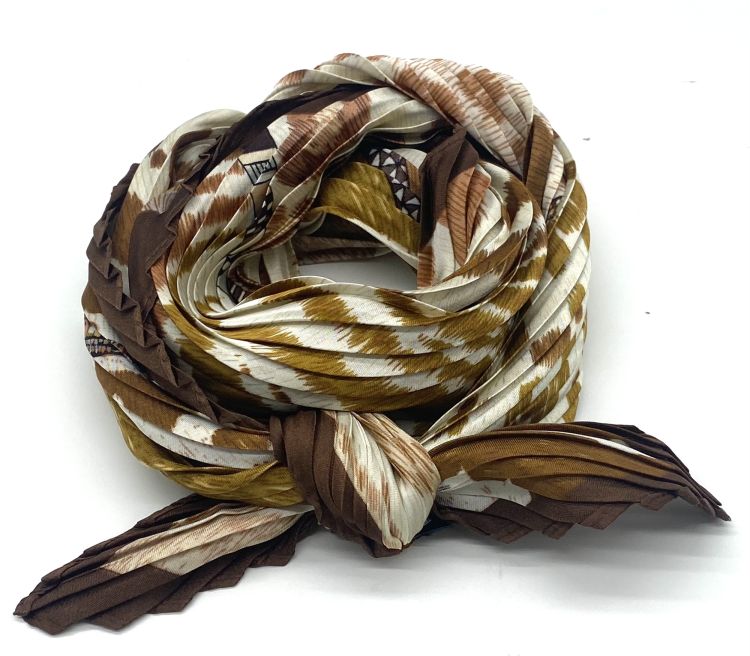 tørklæde med mønster foldet i blød roset på hvid baggrund, plus size tilbehør.