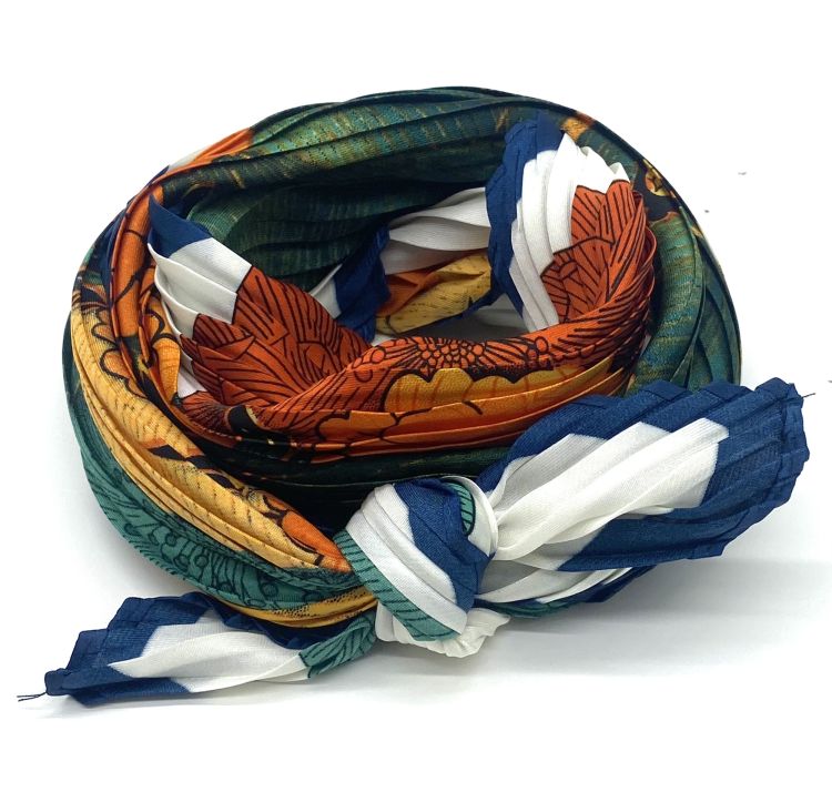 tørklæde med mønster foldet i blød roset på hvid baggrund, plus size tilbehør.