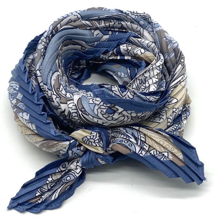 tørklæde med mønster foldet i blød roset på hvid baggrund, plus size tilbehør.