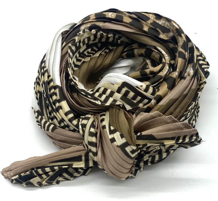 tørklæde med mønster foldet i blød roset på hvid baggrund, plus size tilbehør.