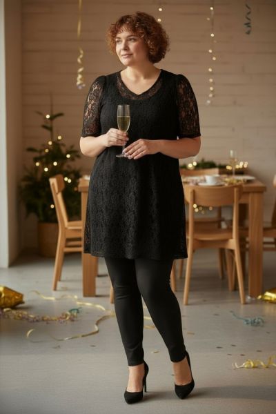 Mellani tunika fra Cassiopeia i klassisk sort blonde med korte ærmer