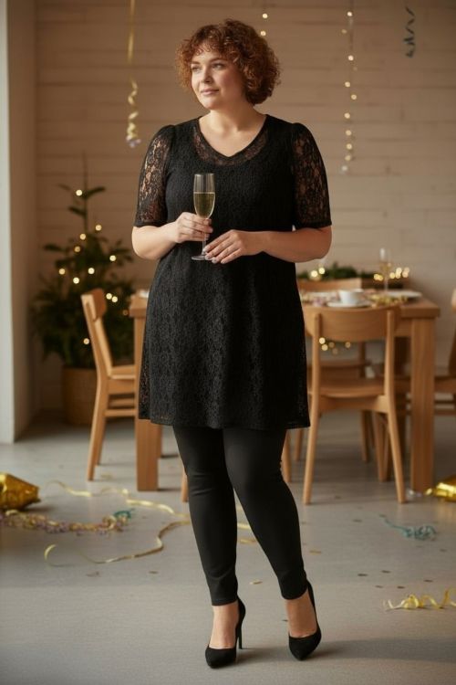 Mellani tunika fra Cassiopeia i klassisk sort blonde med korte ærmer