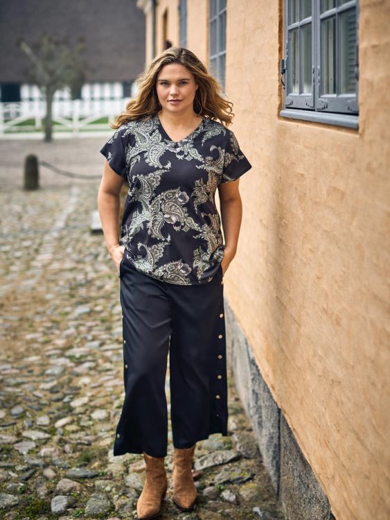 Plus-size model iført Veda T-Shirt fra Zoey med paisleyprint