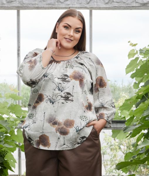 Let og elegant bluse med bladmønster