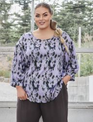 Let og luftig bluse i smukt lilla print