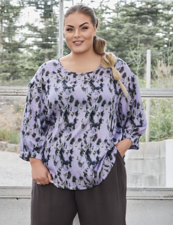 Let og luftig bluse i smukt lilla print