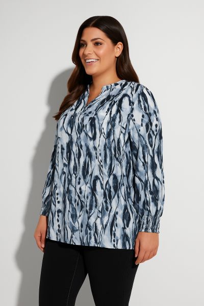 Cassiopeia Lucille Bluse i viskosekvalitet med blå mønsterdetaljer og lange ærmer.