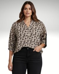 Cassiopeia Hillani Bluse i lattefarvet viskosekvalitet med bladmønster