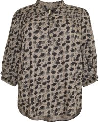 Cassiopeia Hillani Bluse i viskosekvalitet med latte combi print og 3/4-ærmer.