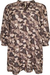 Cassiopeia Laurina Tunika i viskosekvalitet med brunt ginkgo-inspireret mønster og 3/4-ærmer.