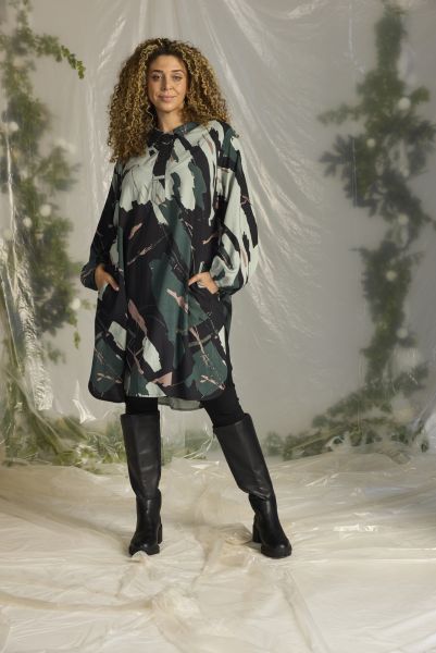 Anity kjole fra Zhenzi i 100% viskose med abstrakt print.