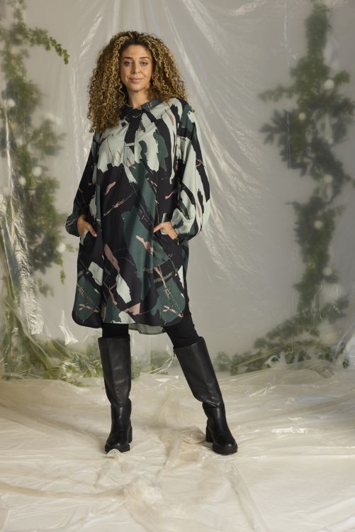 Anity kjole fra Zhenzi i 100% viskose med abstrakt print.