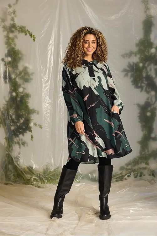 Plus size kjole med rummelig pasform og knapdetaljer