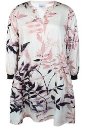 Lys viskosekjole med bløde nuancer og let fald.