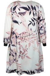 Komfortabel kjole i 100% viskose med stilrent bladmønster.
