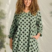 Alora Dot tunika i grøn A-facon med sorte prikker.