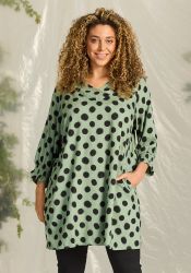 Alora Dot tunika i grøn A-facon med sorte prikker.