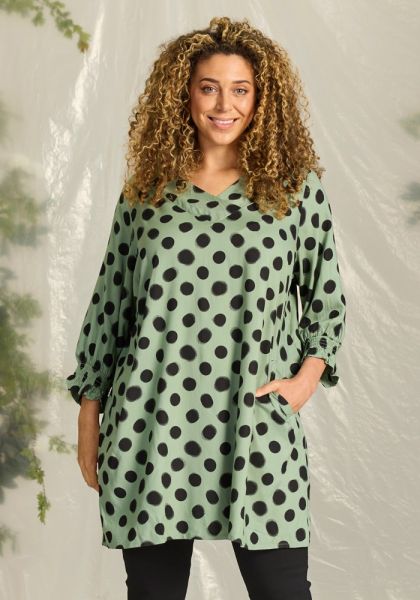 Alora Dot tunika i grøn A-facon med sorte prikker.
