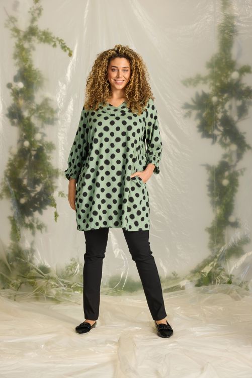 Plus size A-facon tunika med v-udskæring og elastikærmer.