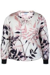 Blød og let bluse med feminine nuancer og elastik i ærmer.