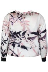 Komfortabel plus size bluse i viskose med moderne bladmønster.