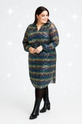 Mønstret plussize kjole i a-snit med lange ærmer og rund hals, kombineret med sorte leggings