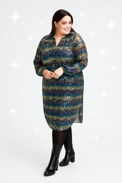 Mønstret plussize kjole i a-snit med lange ærmer og rund hals, kombineret med sorte leggings