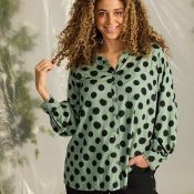 Alora Dot Skjorte i grøn A-facon med sorte prikker.