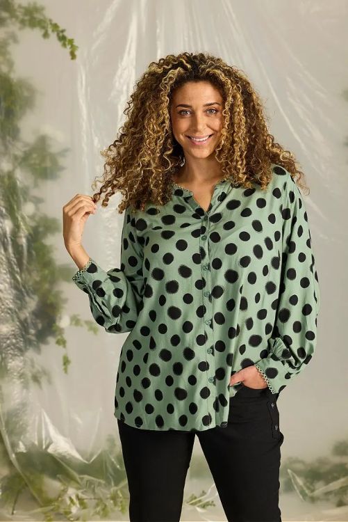 Alora Dot Skjorte i grøn A-facon med sorte prikker.
