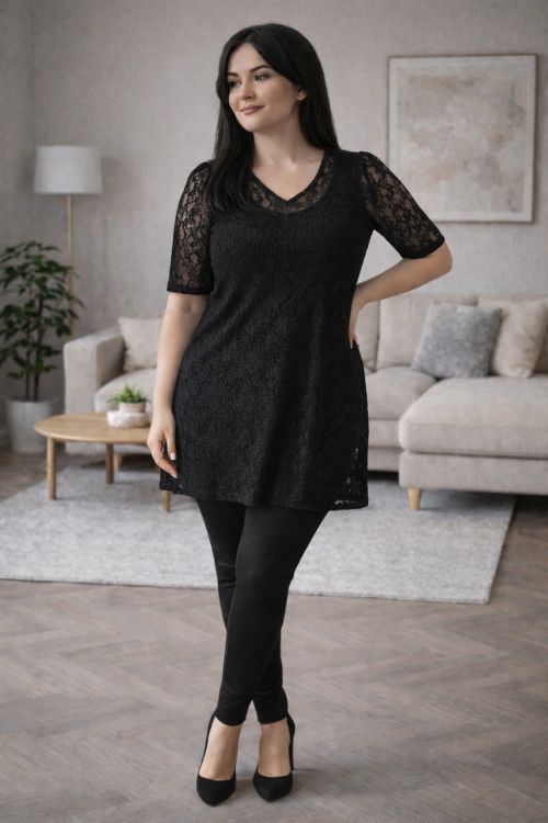 Mellani tunika fra Cassiopeia i klassisk sort blonde med korte ærmer