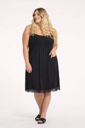 Sort plussize underkjole med blondekant, perfekt til lag-på-lag styling og komfort.