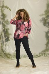 Zhenzi Aisha bluse med grafisk print og V-udskæring