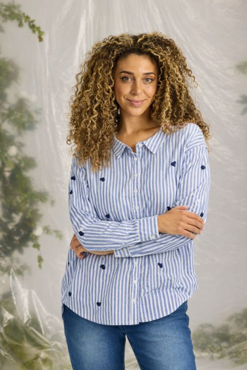Zhenzi Sally skjorte i blå striber med små hjerter
